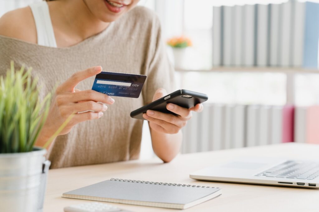 Mujer realizando una compra online con tarjeta de crédito, reflejo del crecimiento del comercio electrónico en Argentina en 2025