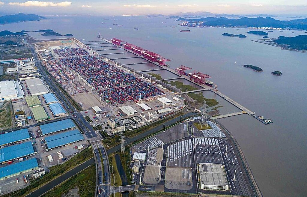 Buque portacontenedores operando en Ningbo-Zhoushan.