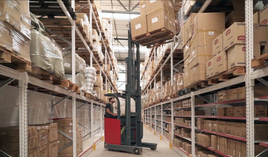 Importaciones en Argentina y movimiento de mercadería en centro logístico