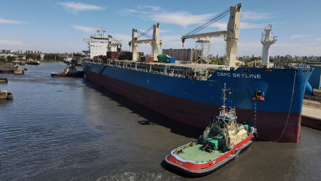 Puerto Dock Sud recibe al buque CSPC SKYLINE en el Muelle Público
