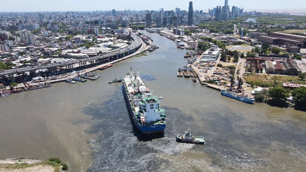 Puerto Dock Sud coordina la maniobra del CSPC SKYLINE con remolcadores