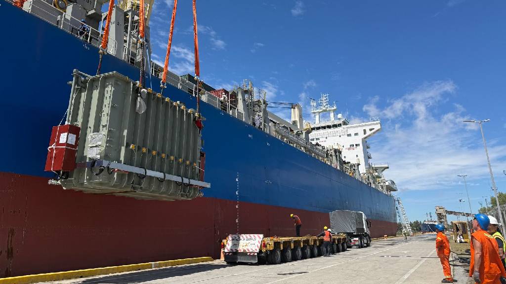 Puerto Dock Sud realiza operación heavy lift con generadores para proyecto energético