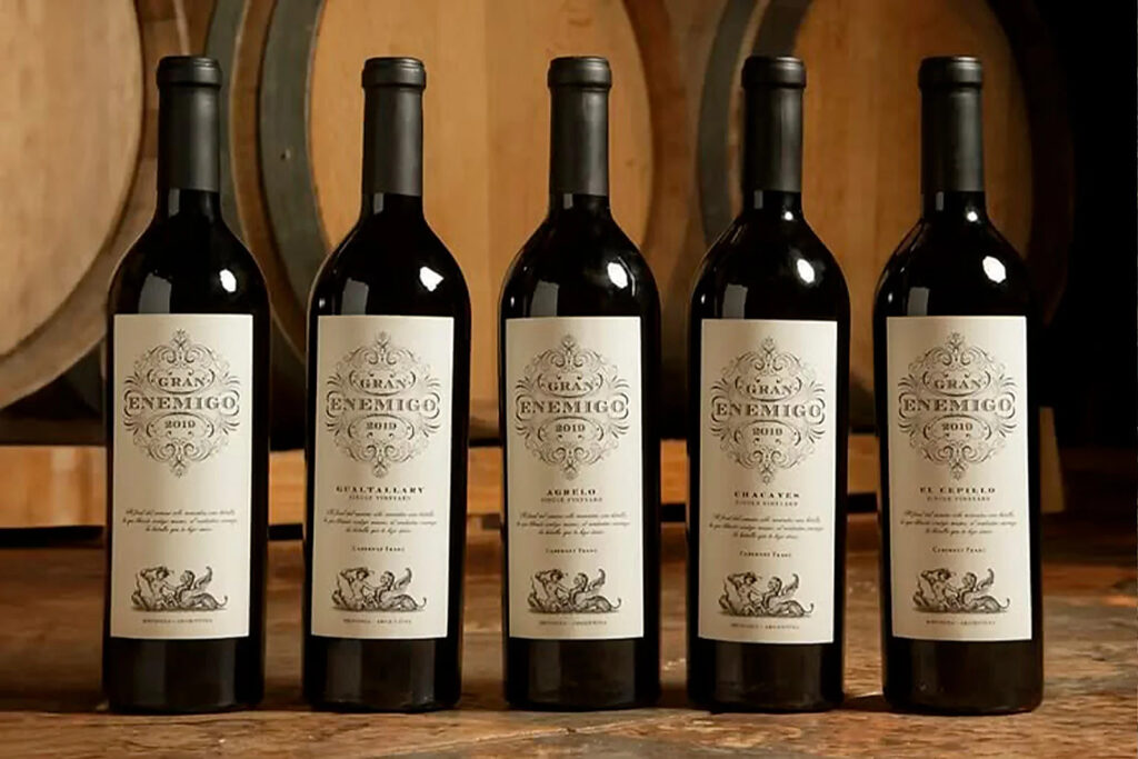 Exportaciones de vino argentino desde bodegas de Mendoza hacia mercados internacionales.