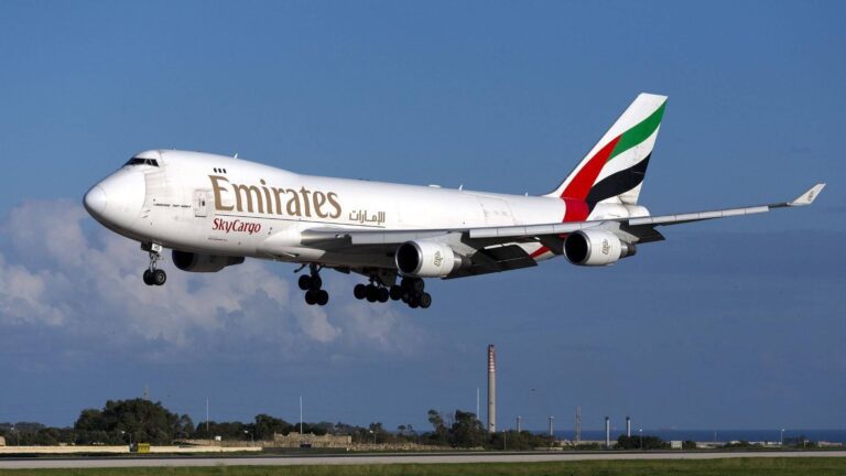 carga aérea en Argentina con operación de Emirates en plataforma aeroportuaria
