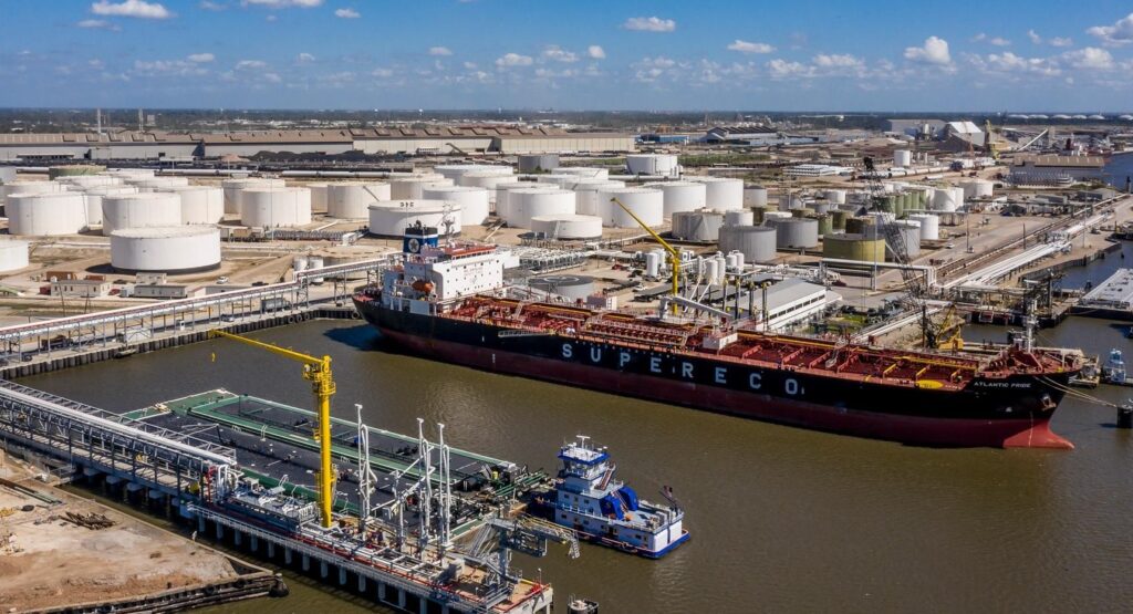 Exportaciones energéticas mediante transporte marítimo de petróleo.