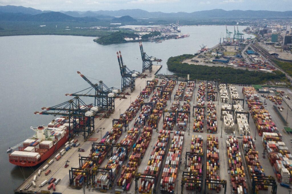 : Infraestructura del puerto de Santos ante los desafíos de congestión portuaria.