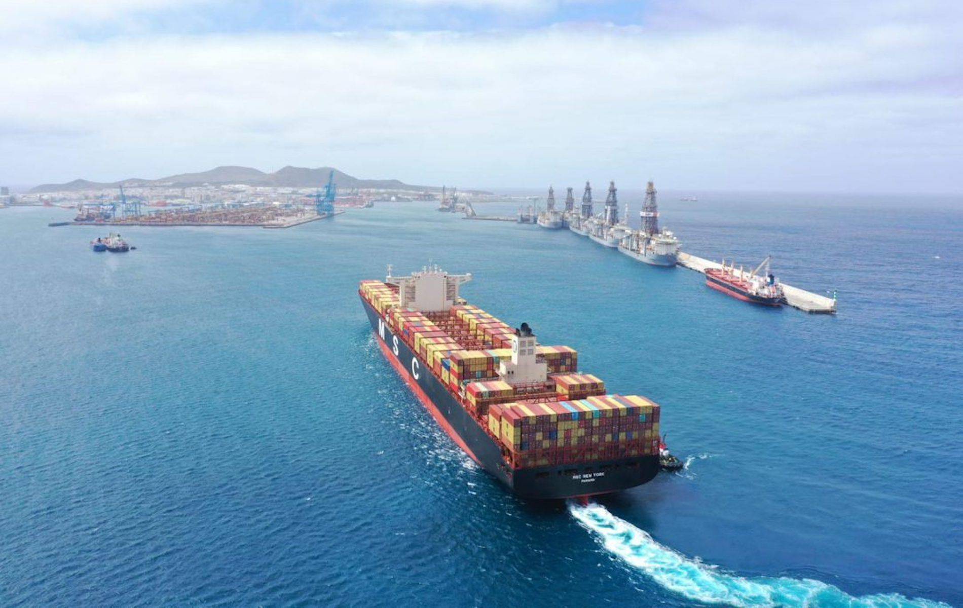 transporte marítimo con buque portacontenedores operando en terminal internacional