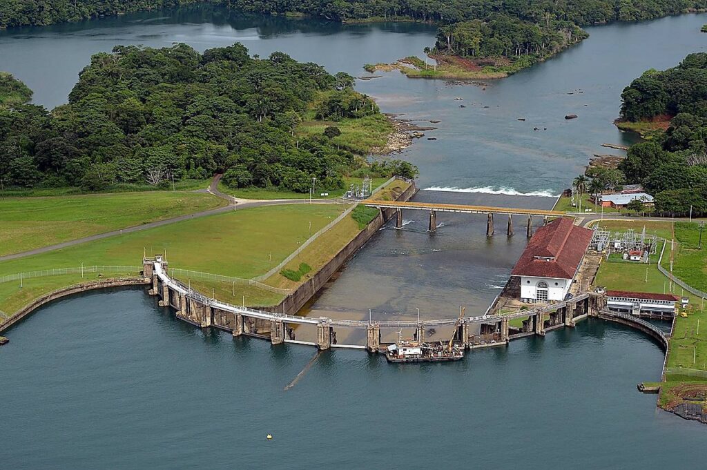Agua del lago Gatún para el Canal de Panamá