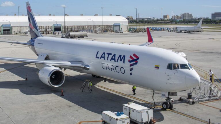 LATAM Cargo Argentina en operación de carga aérea internacional
