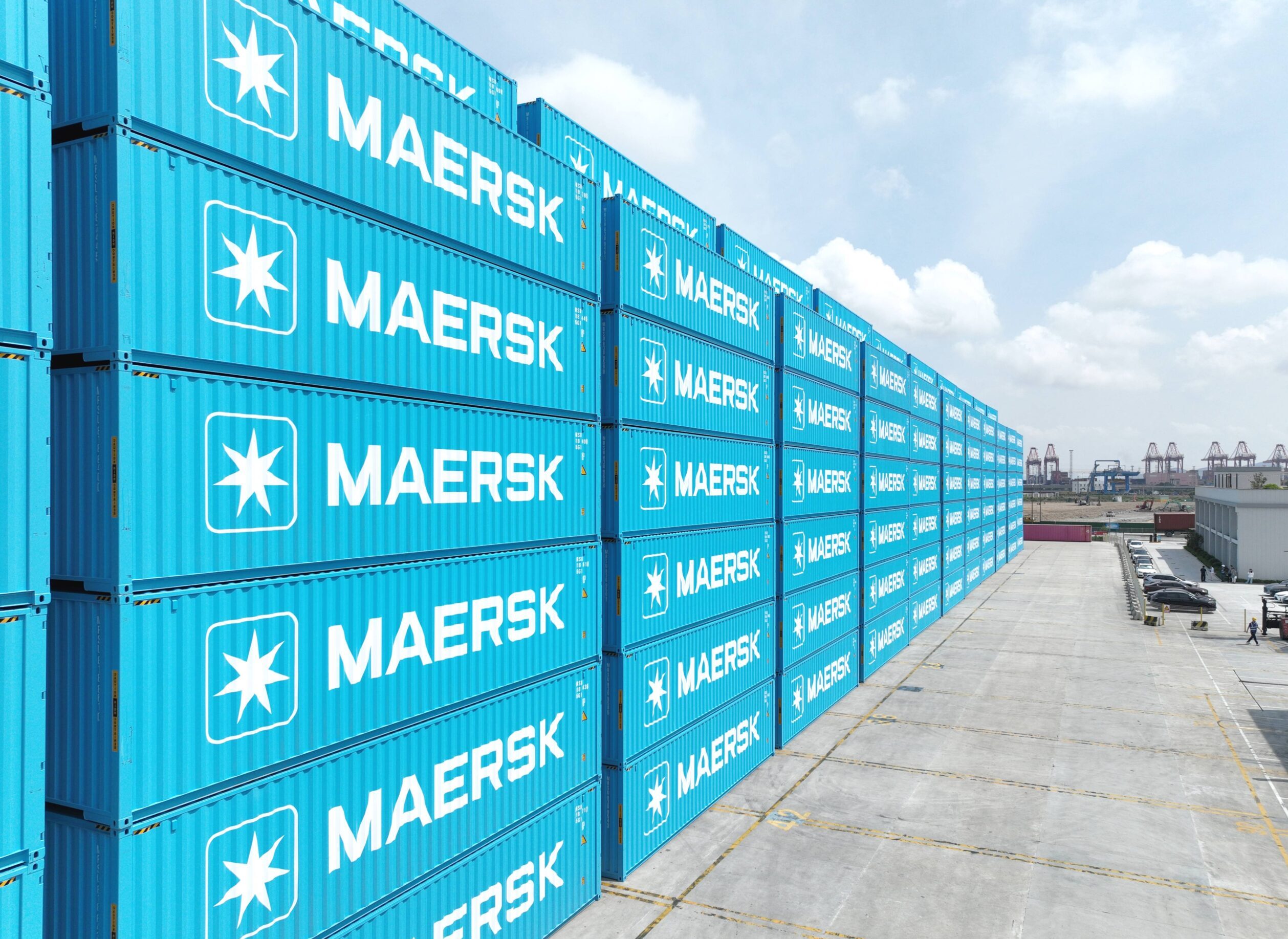 Contenedores vacíos Maersk en terminal portuaria de Medio Oriente
