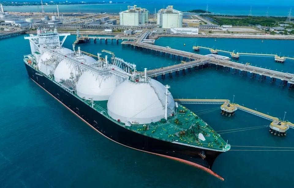 Infraestructura logística de GNL para exportaciones energéticas internacionales.