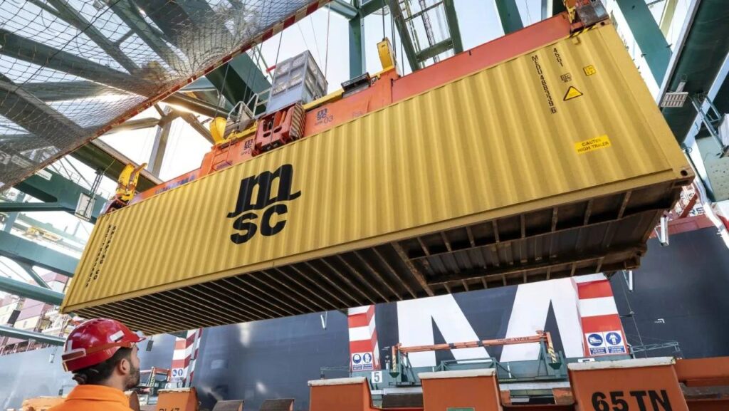 Movimiento de contenedores de MSC en una terminal portuaria internacional