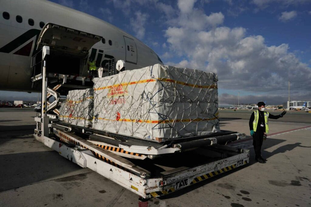 logística aérea para transporte de carga crítica