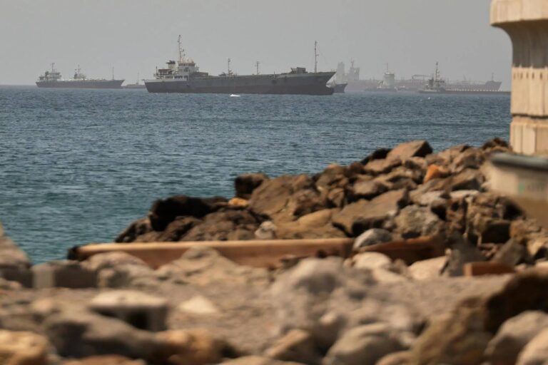 Estrecho de Ormuz con tanqueros y metaneros rumbo al Golfo Pérsico