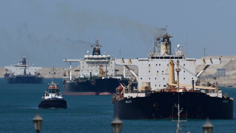 Buques en el Estrecho de Ormuz durante una reapertura parcial del tránsito marítimo