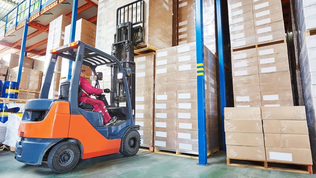 Importación de baterías y equipos en una operación logística.