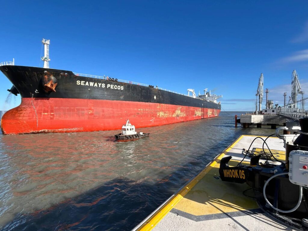 exportación de crudo en Puerto Rosales desde el nuevo muelle