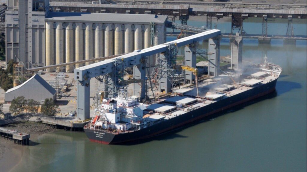 Puertos argentinos con operaciones de embarque de maíz en Bahía Blanca.