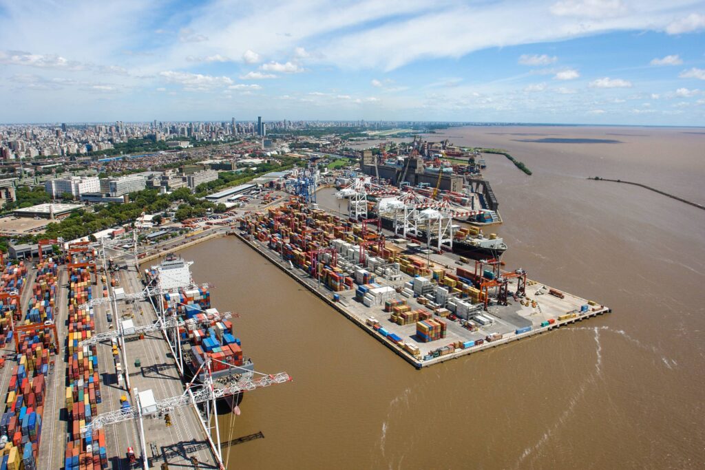 Exportaciones argentinas e importaciones durante el primer semestre de 2026