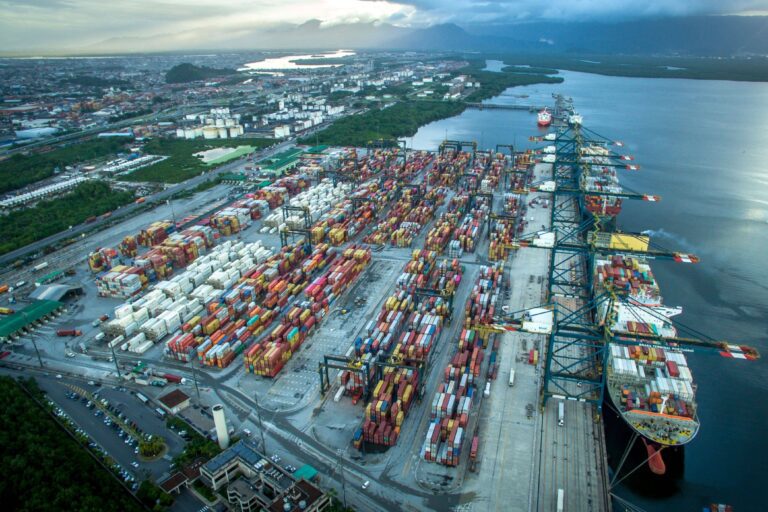 Importaciones en Argentina en terminal portuaria con contenedores y operación logística