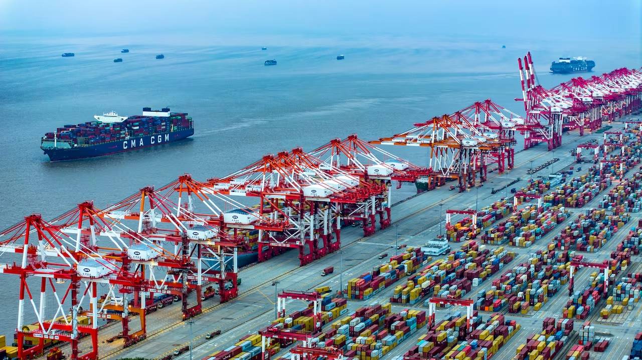 Puerto de Shanghái supera los 40 millones de TEU en 2025