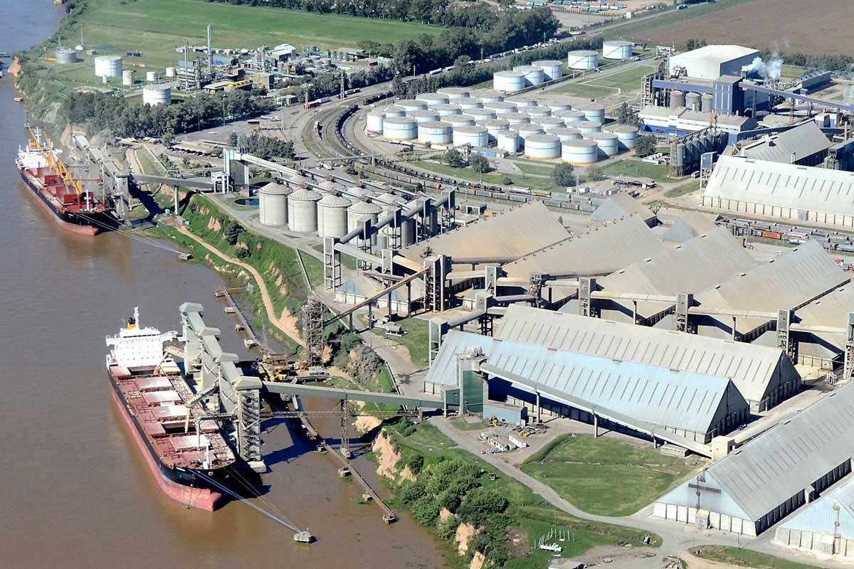 Puerto de Rosario durante el repunte agroexportador argentino con récord de exportaciones