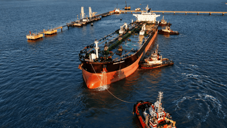 exportación de crudo en Puerto Rosales desde el nuevo muelle
