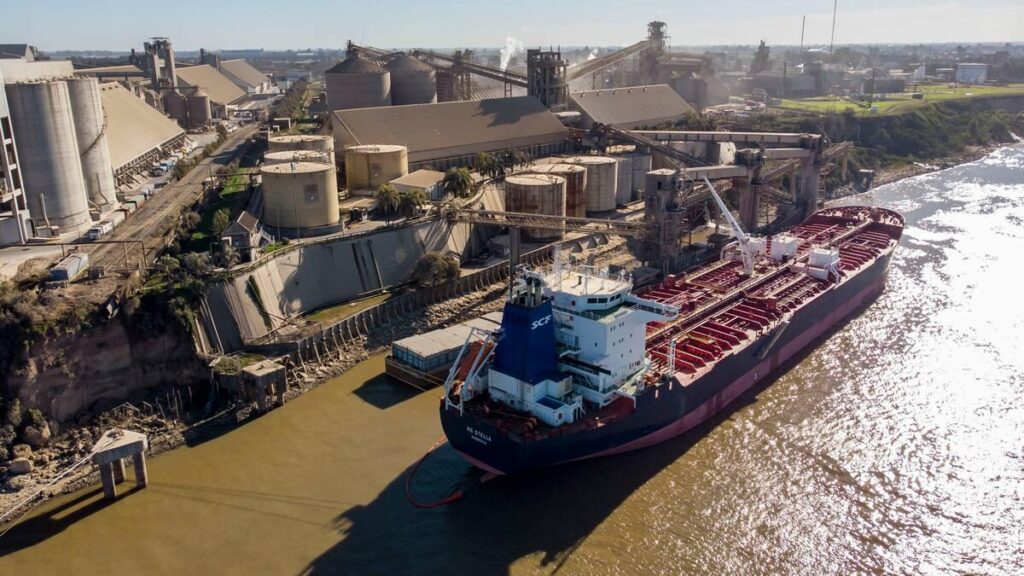 Puertos argentinos y terminales cerealeras de San Lorenzo en Santa Fe.