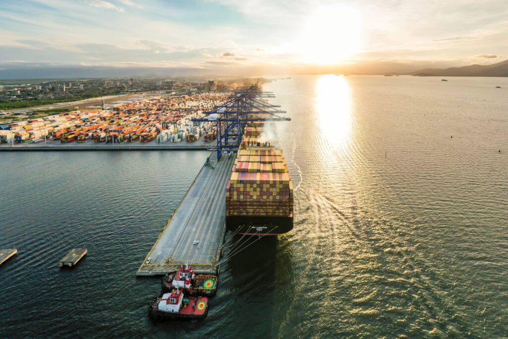 Foto de contenedores en puerto argentino con grúas operando.
