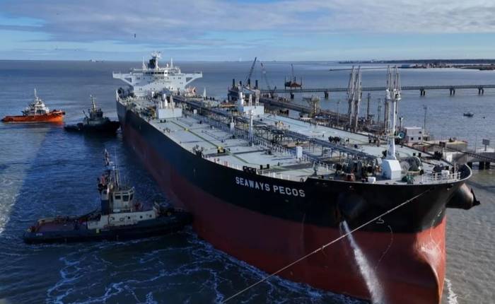 Buque Suezmax Seaways Pecos amarrado en el nuevo muelle de Puerto Rosales