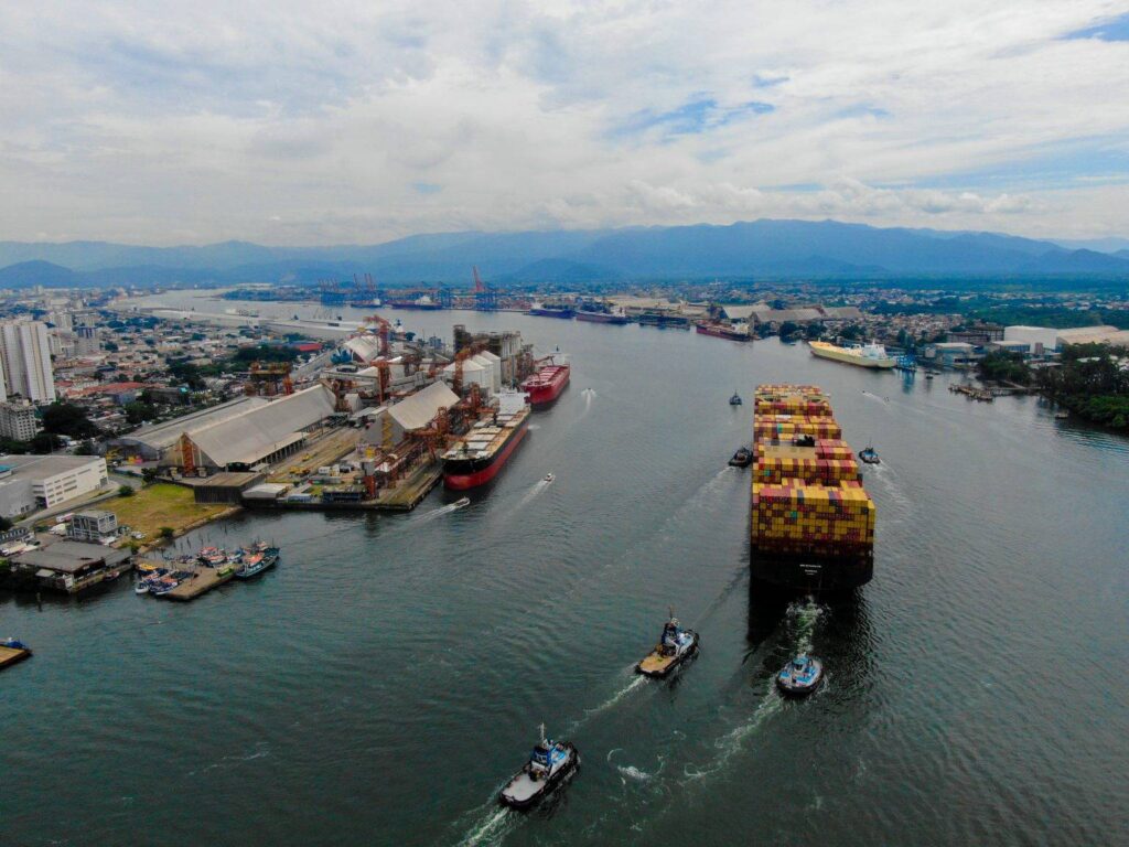 rutas de líneas navieras globales entre Asia Europa y América Latina