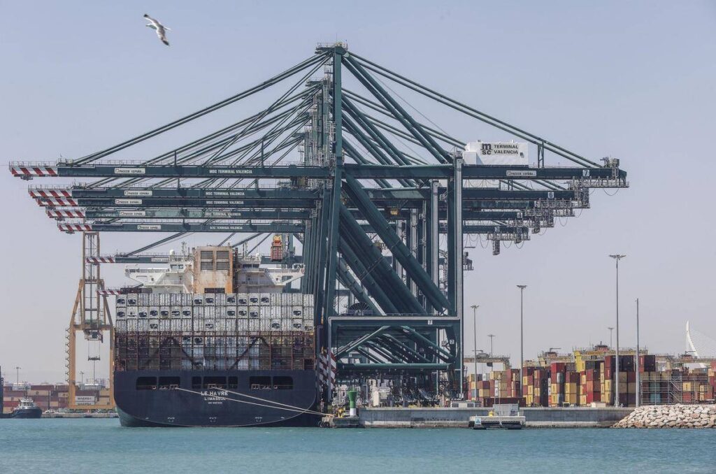 transporte marítimo en terminal portuaria con contenedores y grúas