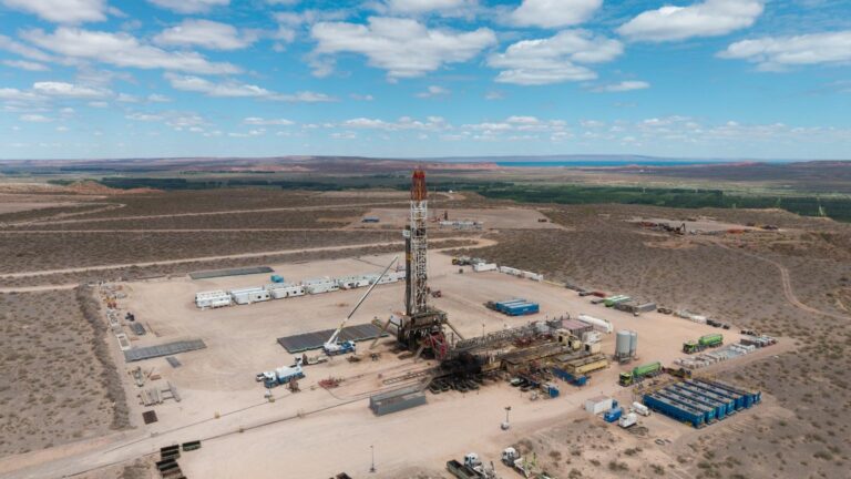 Exportaciones energéticas de Argentina impulsadas por Vaca Muerta.