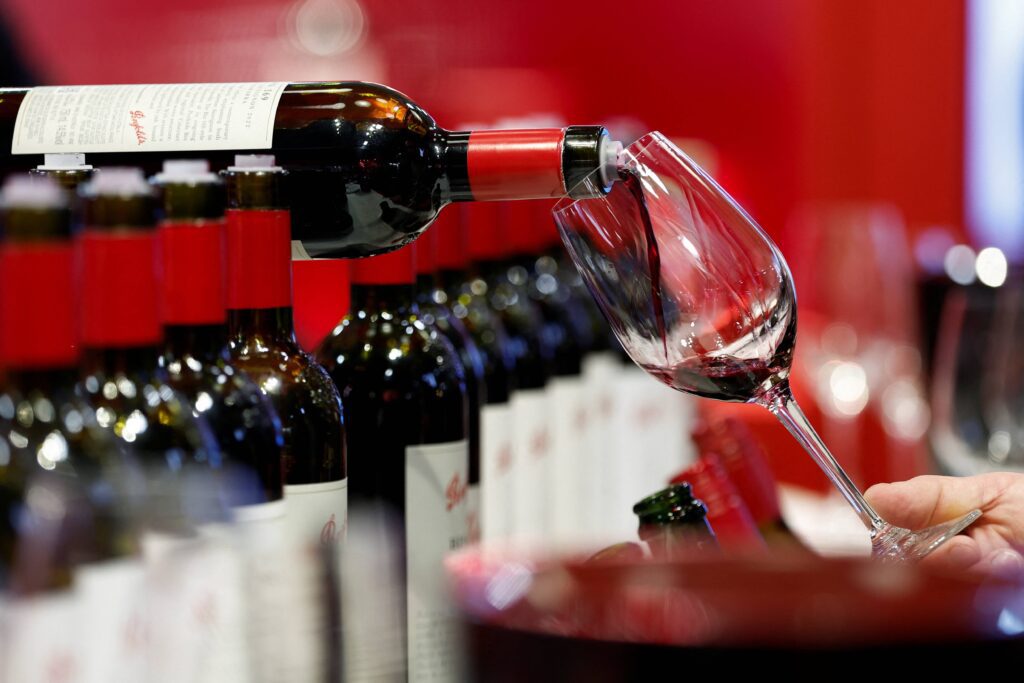 Exportaciones de vino argentino en bodega con cajas listas para embarque